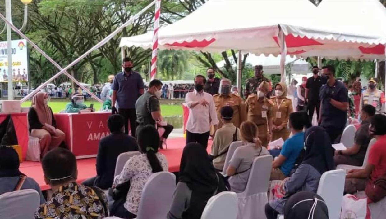 Jokowi meninjau langsung pelaksanaan vaksinasi massal di halaman kantor Gubernur Sultra. Foto: Istimewa.