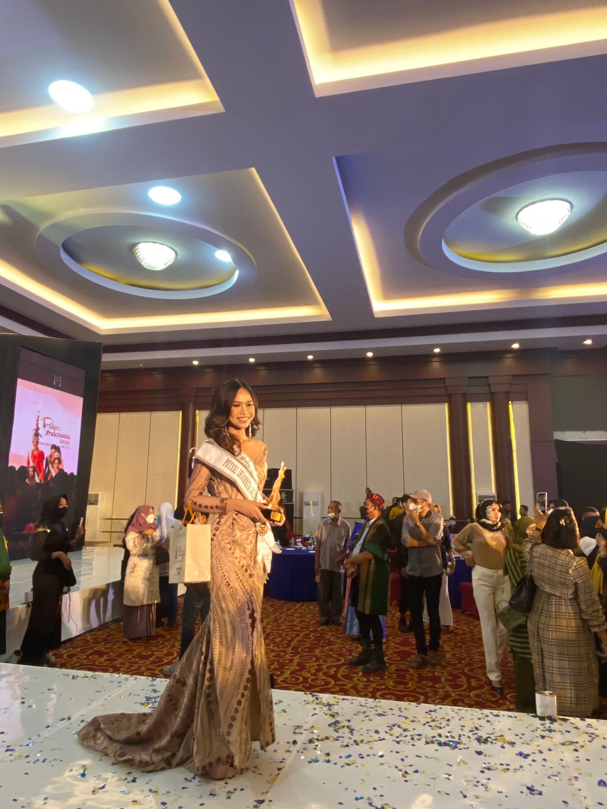 Perwakilan asal Koltim, Faizah Salsabila Kurniawan terpilih menjadi juara atribut kategori favorit dalam ajang Puteri Indonesia Sulawesi Tenggara (Sultra) 2021/2022. Foto: Istimewa.