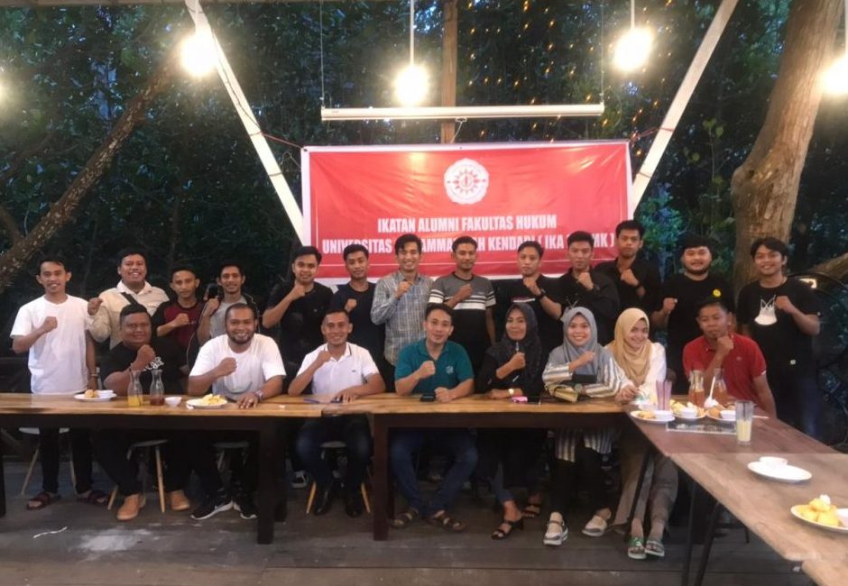 Alumni FH UMK melakukan rapat pembentukan panitia yang berlangsung di Kampung Bakau, Kota Kendari, Sulawesi Tenggara (Sultra). Foto: Istimewa.