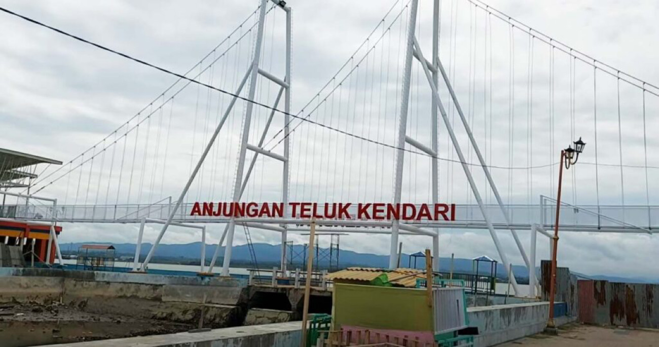 Jembatan Kaca Anjungan Teluk Kendari. Foto: Istimewa.