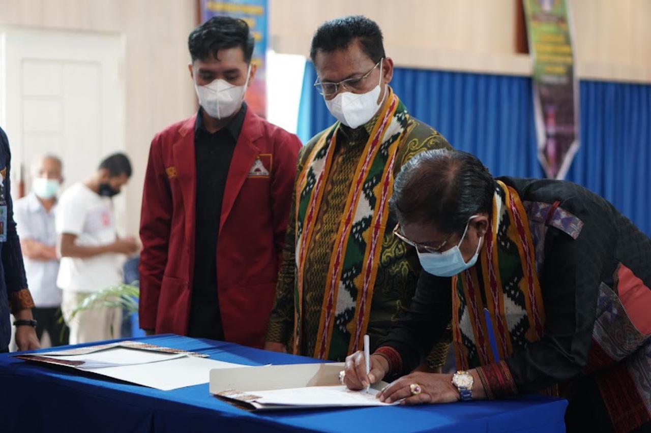 Bupati Kolaka Utara (Kolut) Drs. H. Nur Rahman Umar manandatangani lembar pengesahan pelantikan dan pengukuhan. Foto: Aldho.