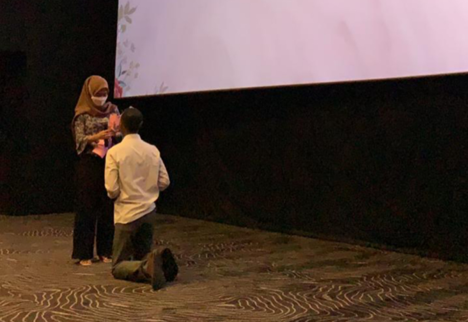 Raka Zul saat melamar kekasihnya di dalam bioskop Kendari. Foto: Istimewa.