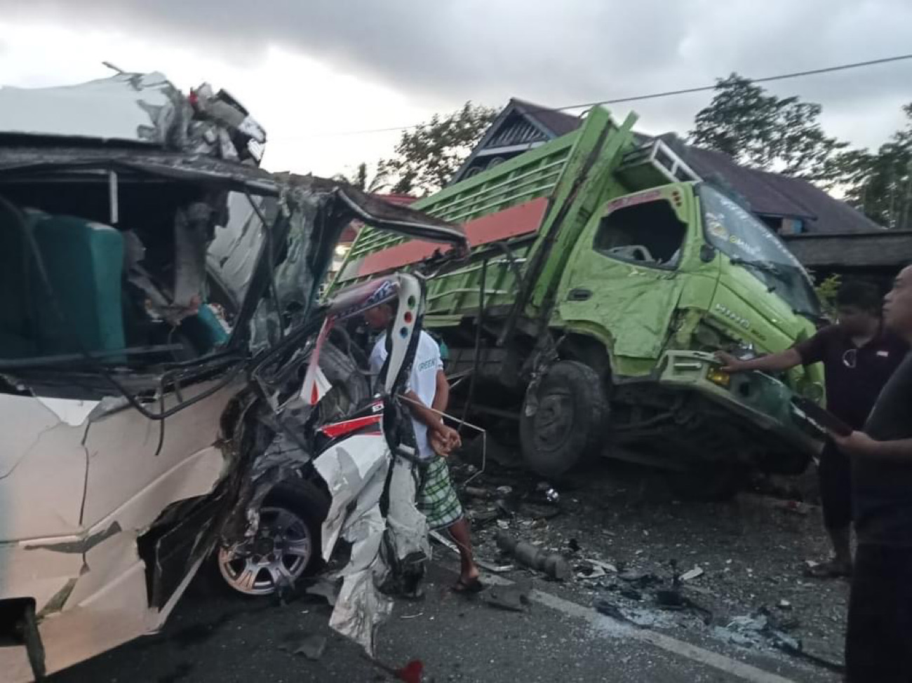 Kecelakaan maut, mobil ambulans antar jenazah tabrakan dengan truck di jalan poros Trans Sulawesi, Dusun Cerekang Desa Manurung Kecamatan Malili, Kabupaten Lutim, Sulsel. Foto: Istimewa.