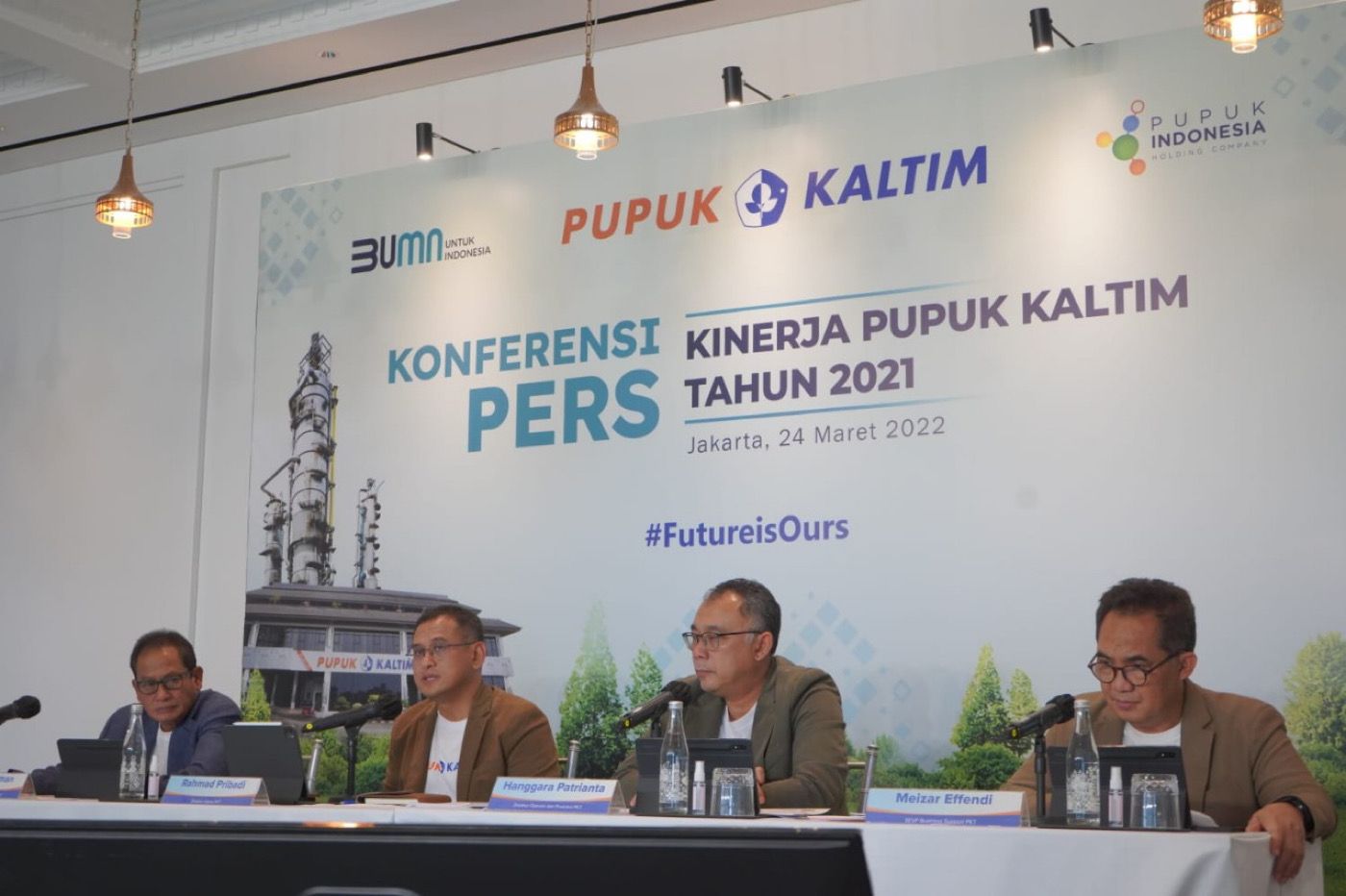 Direktur Utama Pupuk Kaltim (dua kiri) bersama Direktur Keuangan dan Umum PKT Qomaruzzaman (kiri), Direktur Operasi dan Produksi Hanggara Patrianta (dua kanan) dan SEVP Business Support Meizar Effendi (kanan) saat menyampaikan paparan kinerja Pupuk Kaltim Tahun 2021 di Jakarta (24/3/2022). Foto: Istimewa.