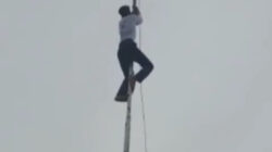 Viral! Aksi Heroik Siswa MTsN 1 Kendari Panjat Tiang karena Tali Bendera Putus, Demi Merah Putih Berkibar