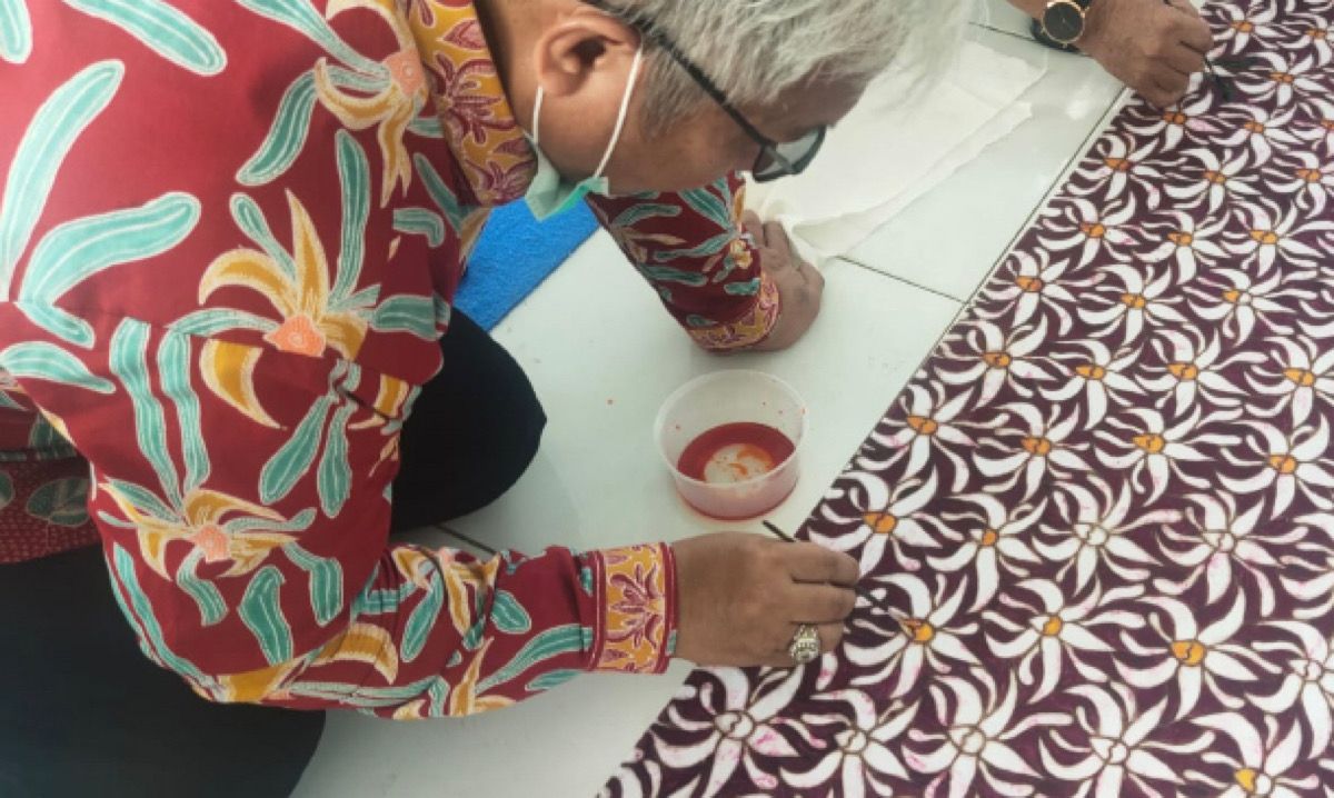 Pj. Bupati Kolaka Timur (Koltim), Ir. H. Sulwan Aboenawas., M.S membuka secara resmi pelatihan dan sosialisasi pembuatan batik Sorume dan ikut serta mencanting. Foto: Reina Madjid.