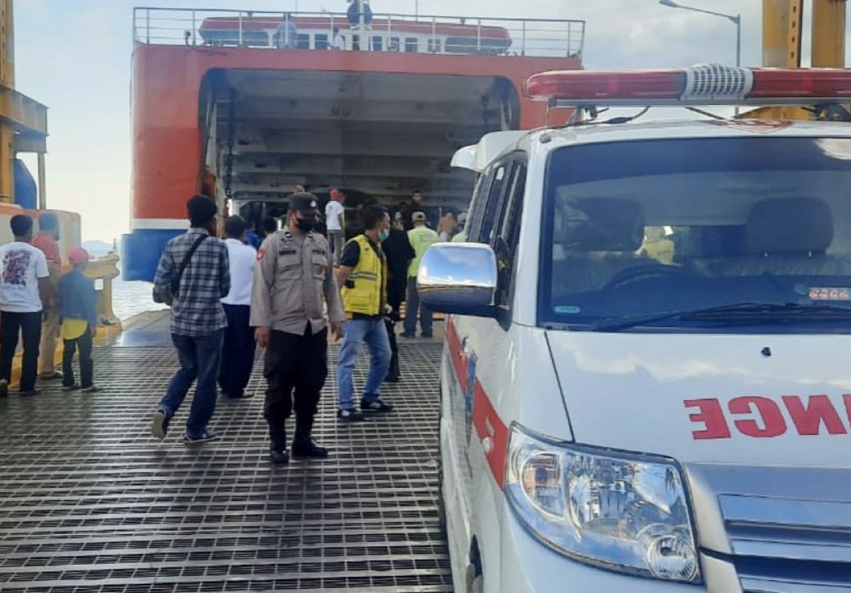 Mobil Ambulance telah disediakan di depan Kapal. Foto: Istimewa.