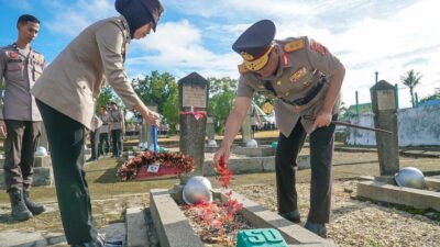 Sambut HUT Bhayangkara 76, Polda Sultra Ziarah ke Makam Pahlawan