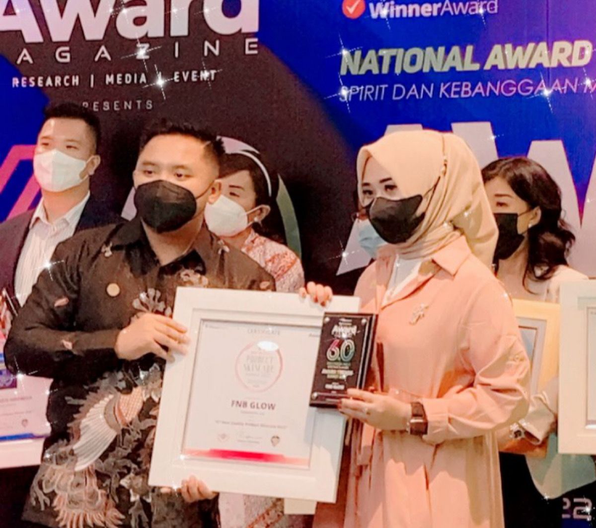 Firnayanti selaku Owner FNB Glow asal Kendari saat menerima penghargaan Best Quality Product Skincare Award 2022 di Jakarta. Foto: Istimewa.