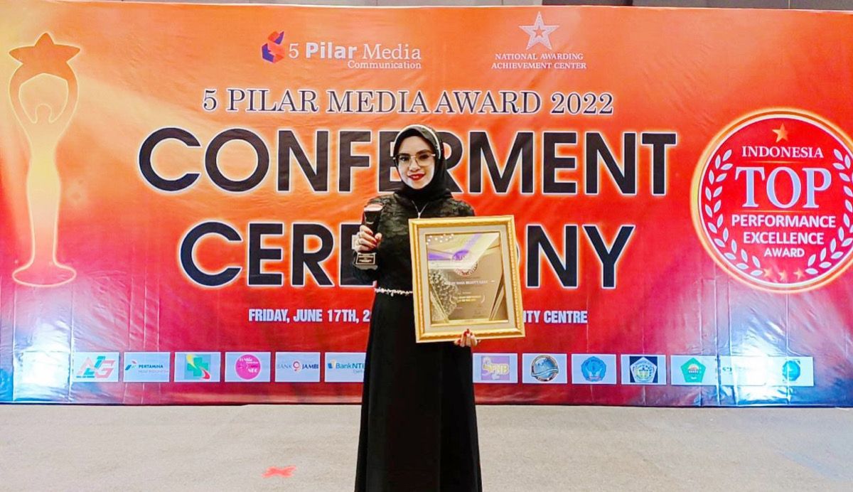Wa Ode Harniyanti selaku Owner NBC (Nhia Beuty Care) usai menerima penghargaan di event Indonesia Top Brand Beuty Product Excellence Award 2022 bertajuk "5 Pilar Media Award 2022 Conferment Ceremony". Foto: Istimewa.
