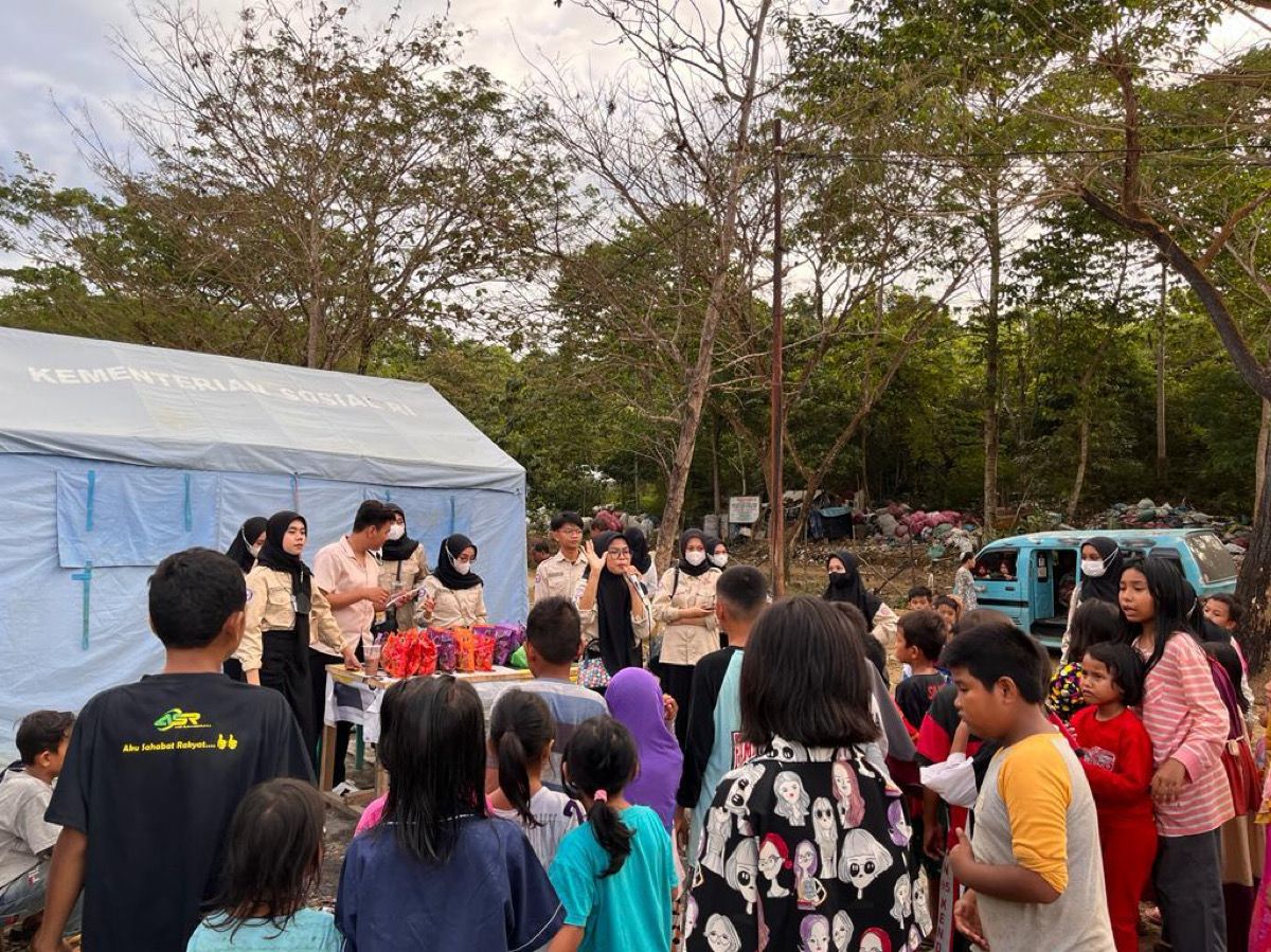 Pengurus BEM Fakultas Farmasi UHO itu turun langsung kelokasi untuk melaksanakan kegiatan trauma healing ke anak-anak. Foto: Aldho.