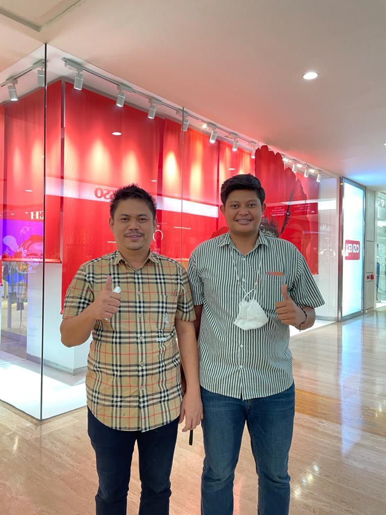 Ketua Wanara Koltim (kanan) bersama calon Wabup Koltim Azis (kiri). Foto: Istimewa.