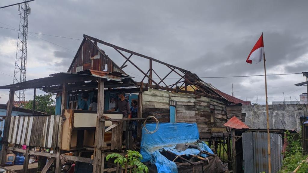 Salah satu rumah warga yang ditempati seorang Lansia ikut terkena angin puting beliung. Foto: PMI Kolaka.