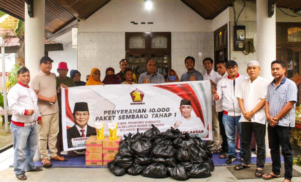 DPC Gerindra Kendari Bersama Tidar Sultra Berbagi Sembako kepada Warga Tukang Bersih Makam di TPU Punggolaka Kendari. Foto: Istimewa.