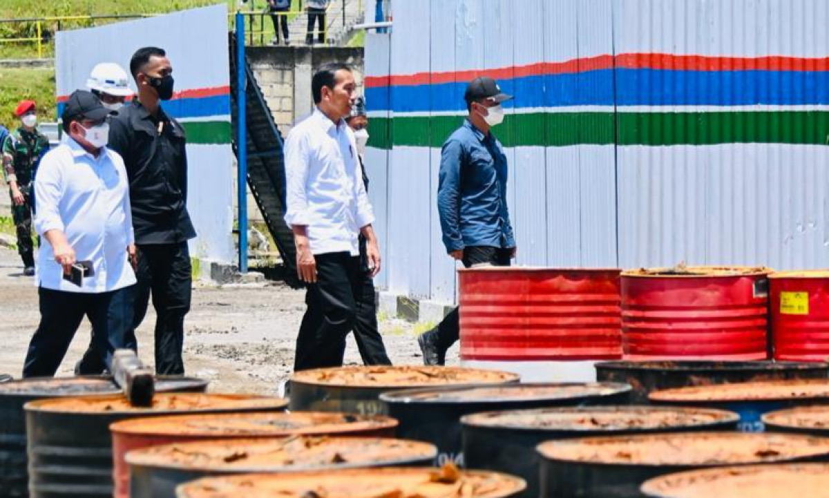 Jokowi saat meninjau pabrik aspal PT Wika Bitumen, Kabupaten Buton. Foto: BPMI Setpres/Laily Rachev).