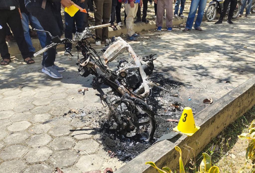 Motor Hangus Terbakar di Parkiran Teknik UHO. Foto: Dok. Polresta Kendari.