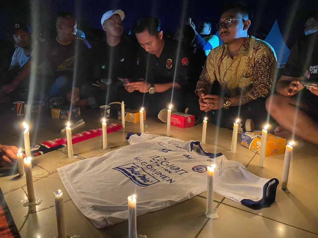 Dari Sultra untuk Malang, Komunitas Bola di Kendari bersama Polresta Kendari Kirim Doa untuk Tragedi Kanjuruhan. Foto: Aldho/sultrainformasi.com.