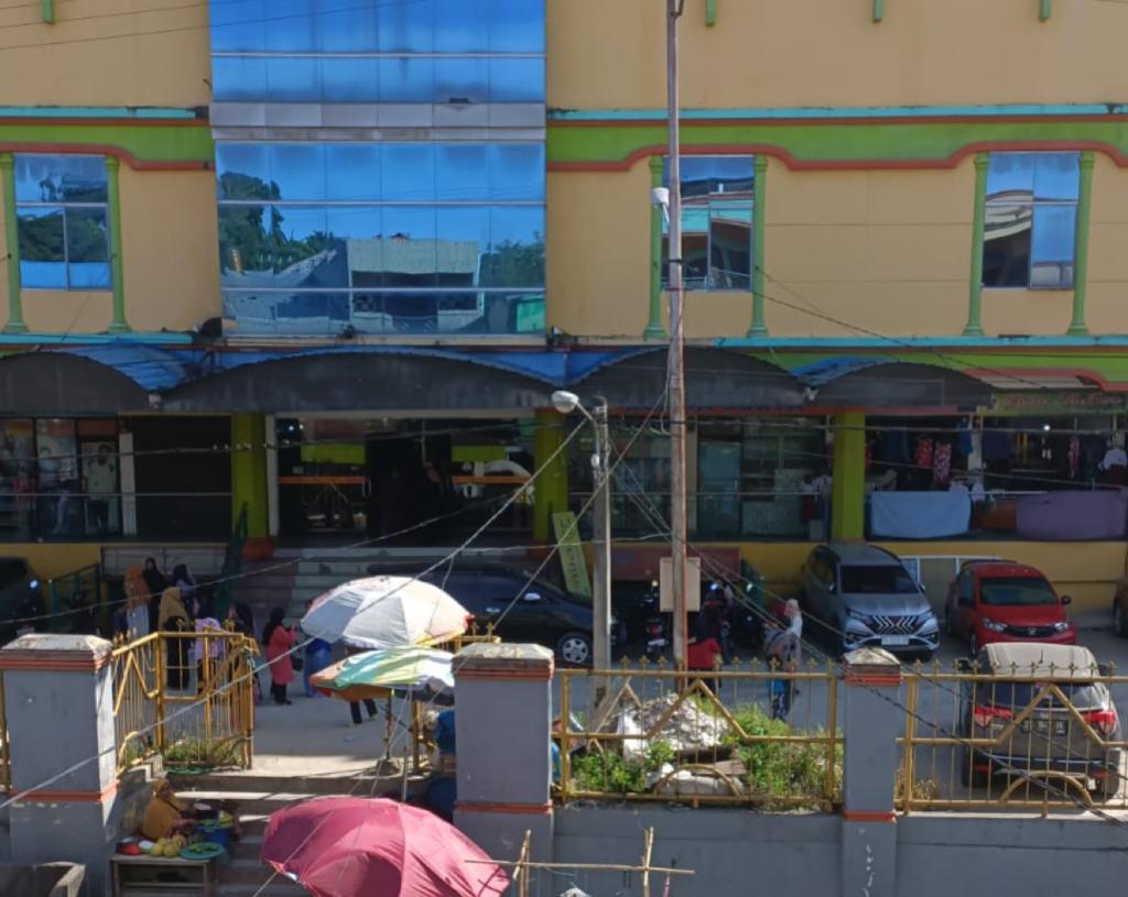 Para pengunjung mall Mandonga Kendari berlarian keluar saat gempa terjadi. Foto: Istimewa.
