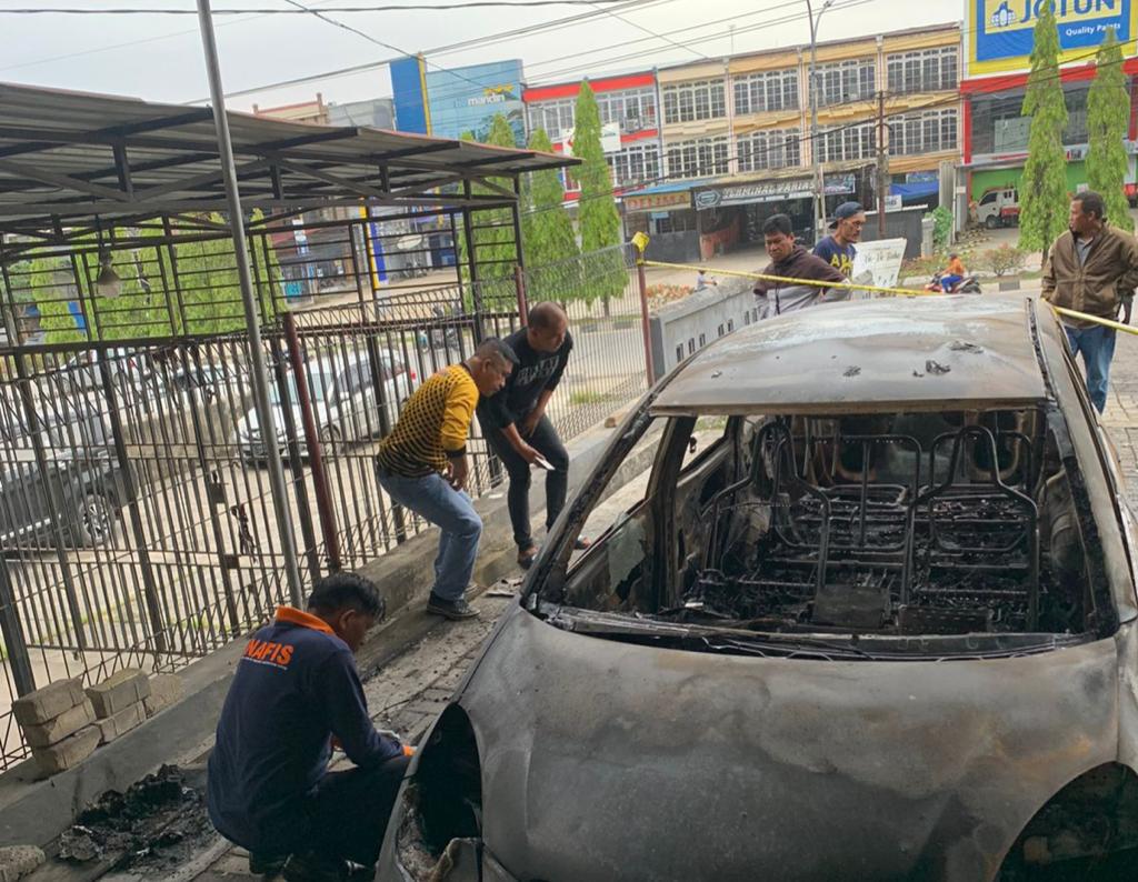 Mobil Hangus Terbakar saat Terpakir di Depan Ruko Bypass Kendari, Polisi Lakukan Penyelidikan. Foto: Dok. Polresta Kendari.