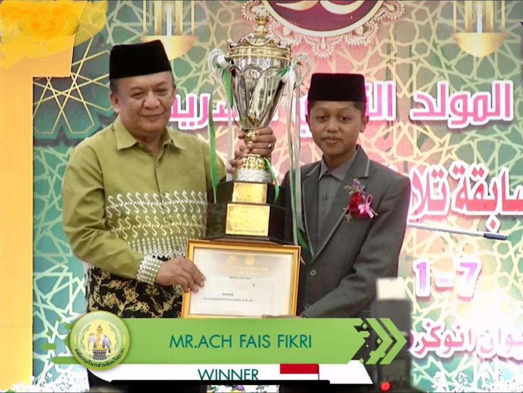 Wakili Indonesia, Santri Asal Kolaka (kanan) Juara Satu Kategori Hafalan 30 Juz pada Event MHQ di Thailand. Foto: Istimewa.