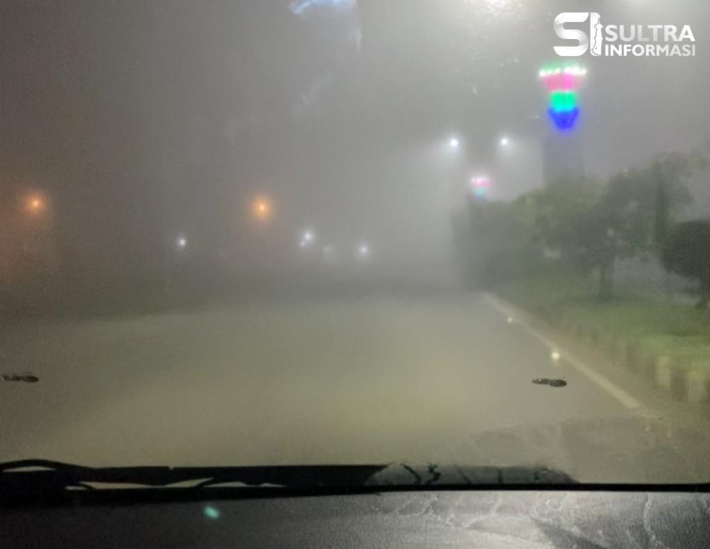 Kabut Embun Menyelimuti Kota Kendari, Pengguna Jalan Kesulitan Melihat. Foto: Istimewa.