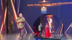Ketua Umum Kadin Sultra, Anton Timbang saat menerima penghargaan tersebut. Foto: Istimewa.