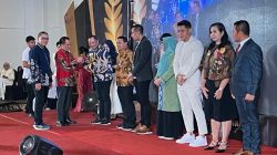 Peduli UMKM, Anton Timbang Diberi Penghargaan Sultra Awards 2023