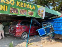 Kecelakaan Tunggal, Mobil Xenia Masuk ke Warung Pinggir Jalan Kendari Beach