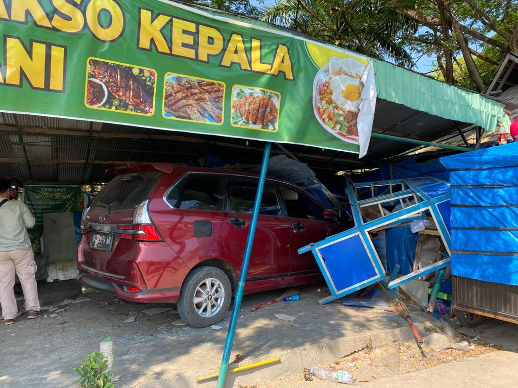 Kecelakaan Tunggal, Mobil Xenia Masuk ke Warung Pinggir Jalan Kendari Beach. Foto: Aldho/sultrainformasi.com.
